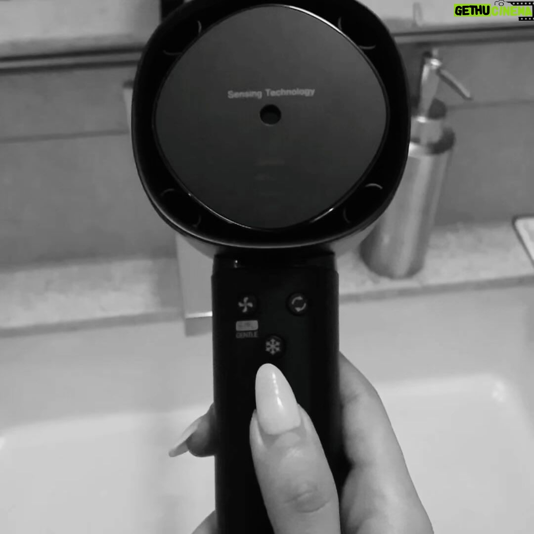 Seika Furuhata Instagram - ⠀ @plasmacluster_beauty 実は気になっていた、 シャープの美容家電の新ブランド「Plasmacluster Beauty(プラズマクラスタービューティ)」から新ドライヤーが登場したのね🥺✨ 私髪長いしお風呂上がりの乾かす時間ってすっごく嫌いなんだけど笑 シャープのドライヤーめっちゃ凄い✨✨✨ まず軽いのに風量が強くてすぐ乾く😭🙏🙏 (これまじで1番大事🙆♀️✨) ただ強い風じゃなくて、プラズマクラスターが出るから髪にもいいんだって🥰❤️ 個人的にヘット部分が小さいから 旅行先にも持って行きやすいの すっごく良かった♪ #PR#SHARP#プラズマクラスタードライヤー#プラズマクラスターって髪にもいいんだって