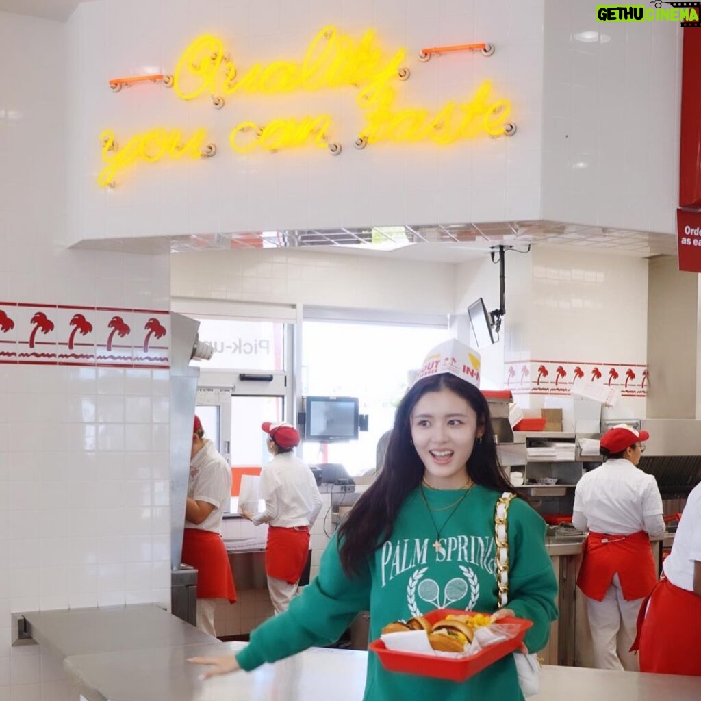 Seika Furuhata Instagram - ⠀ まだまだLA投稿続きます笑✌️ ローカルハンバーガー野菜がフレッシュでめっちゃ美味しかった🍔🩷 グッツも可愛くてTシャツ買ってしまった笑 #la#innout