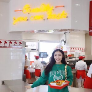 Seika Furuhata Instagram - ⠀
まだまだLA投稿続きます笑✌️

ローカルハンバーガー野菜がフレッシュでめっちゃ美味しかった🍔🩷

グッツも可愛くてTシャツ買ってしまった笑

#la#innout