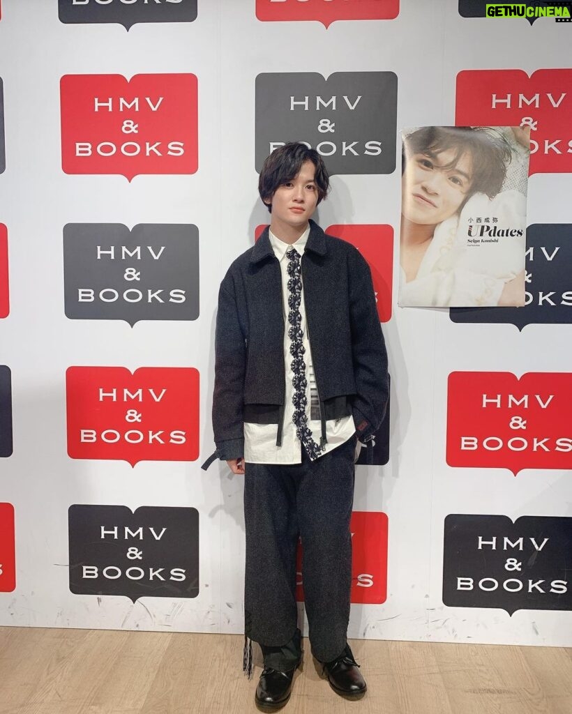 Seiya Konishi Instagram - 昨日はHMV&BOOKS SHINSAIBASHIさんにて 小西成弥ファースト写真集「UPdates』の 発売記念イベント、ありがとうございました。 《衣装》 アウター、パンツ @meagratia シャツ @tiit_tokyo