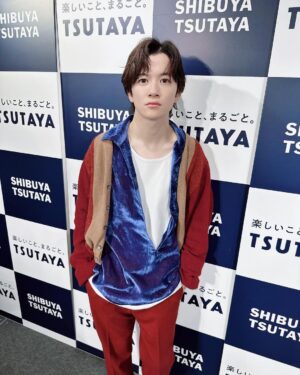 Seiya Konishi Instagram - #小西成弥カレンダー2023 発売中🎉

遅くなりましたが、昨年クリスマスに行った
発売記念イベントの衣装写真です^_^