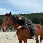 Sema Şimşek Instagram - Lord ve ben. Dugularım kalbimde, görseller burda dursun🐎🤎🐎 @ashacountryurla iyi ki vesile oldunuz 🫶🏻 #semasimsek #lord #horse #doğa #sevgi #ashacountryhotelurla Asha Country