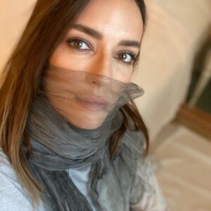 Sema Şimşek Instagram - “Sen sessizken sadece önemseyenler duyabilir” #bernardshaw #semasimsek #nofilter