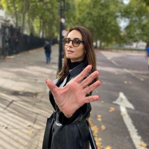 Sema Şimşek Instagram - Mutlu…🧿🙏🏼✨ #semasimsek #london #nofilter