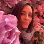 Sema Şimşek Instagram - Fazla pembe🤭 ve pembe çocukken de en sevdiğim renk değildi.. #pembe #londra #semasimsek #nofilter #tozpembe