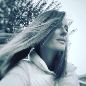 Sema Şimşek Instagram - Seyfi Dursunoğlu’nun bi r röportajında dinlemiştim. Ölümden sonra geride kalanların acısıyla ilgili çok güzel bir anlatımdı.  Biri öldüğünde insanın içinde 40 tane mum yanar. Her gün 1 mum söner, ama o son mum hayatın boyunca yanmaya devam eder. Benim içimde o kadar çok ‘SON’ mum birikti ki… ağır geliyor bazen, son’un başlangıcında hissediyor insan. İçime ağlıyorum. Bir mum da senin için yanacak #billurkalkavan yolun ışık olsun. Seni sevdim✨🙏🏼