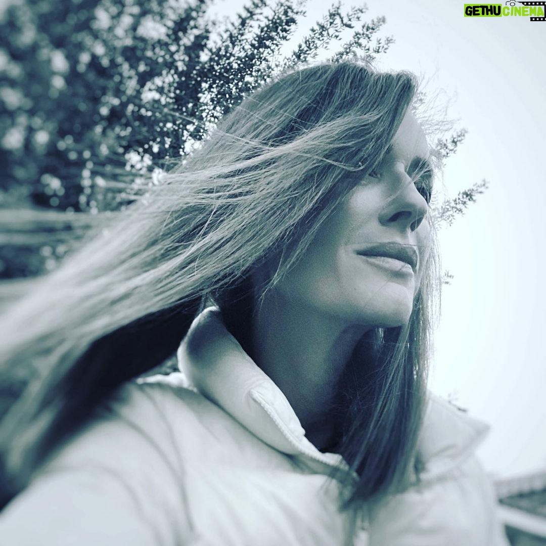 Sema Şimşek - 1.6K Likes - Seyfi Dursunoğlu’nun bi r röportajında dinlemiştim. Ölümden sonra geride kalanların acısıyla ilgili çok güzel bir anlatımdı. Biri öldüğünde insanın içinde 40 tane mum yanar. Her gün 1 mum söner, ama o son mum hayatın boyunca yanmaya devam eder. Benim içimde o kadar çok ‘SON’ mum birikti ki… ağır geliyor bazen, son’un başlangıcında hissediyor insan. İçime ağlıyorum. Bir mum da senin için yanacak #billurkalkavan yolun ışık olsun. Seni sevdim✨🙏🏼