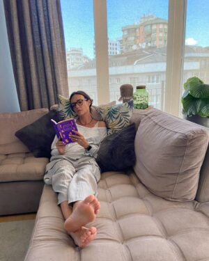Sema Şimşek Instagram - Arada Rüzgar’ın okuması gereken kitapları ondan önce okuyup ( ki çoğunu okumuşum) o okuduktan sonra üzerine konuşmak.En sevdiğim.. #sergüzeşt #samipaşazadesezai  #klasik #home #nofilter