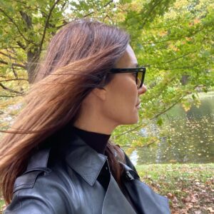 Sema Şimşek Instagram - Mutlu…🧿🙏🏼✨ #semasimsek #london #nofilter