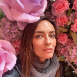 Sema Şimşek Instagram - Fazla pembe🤭 ve pembe çocukken de en sevdiğim renk değildi.. #pembe #londra #semasimsek #nofilter #tozpembe