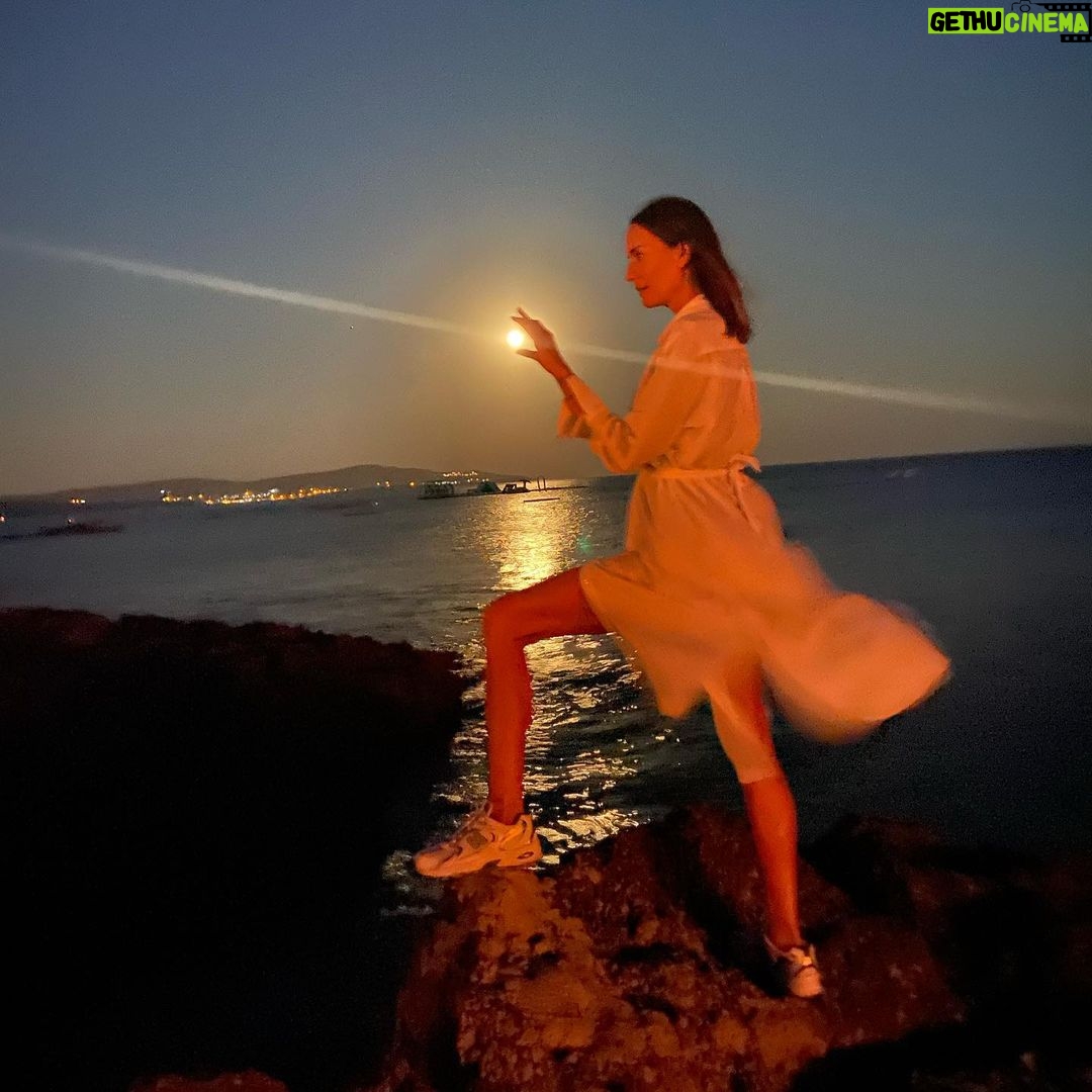 Sema Şimşek - 1.6K Likes - Tabi ki 📷by @ruzgar_hakki ve muzurlukları😄 #nofilter #nofilterneeded #semasimsek #ruzgarhakki #moon