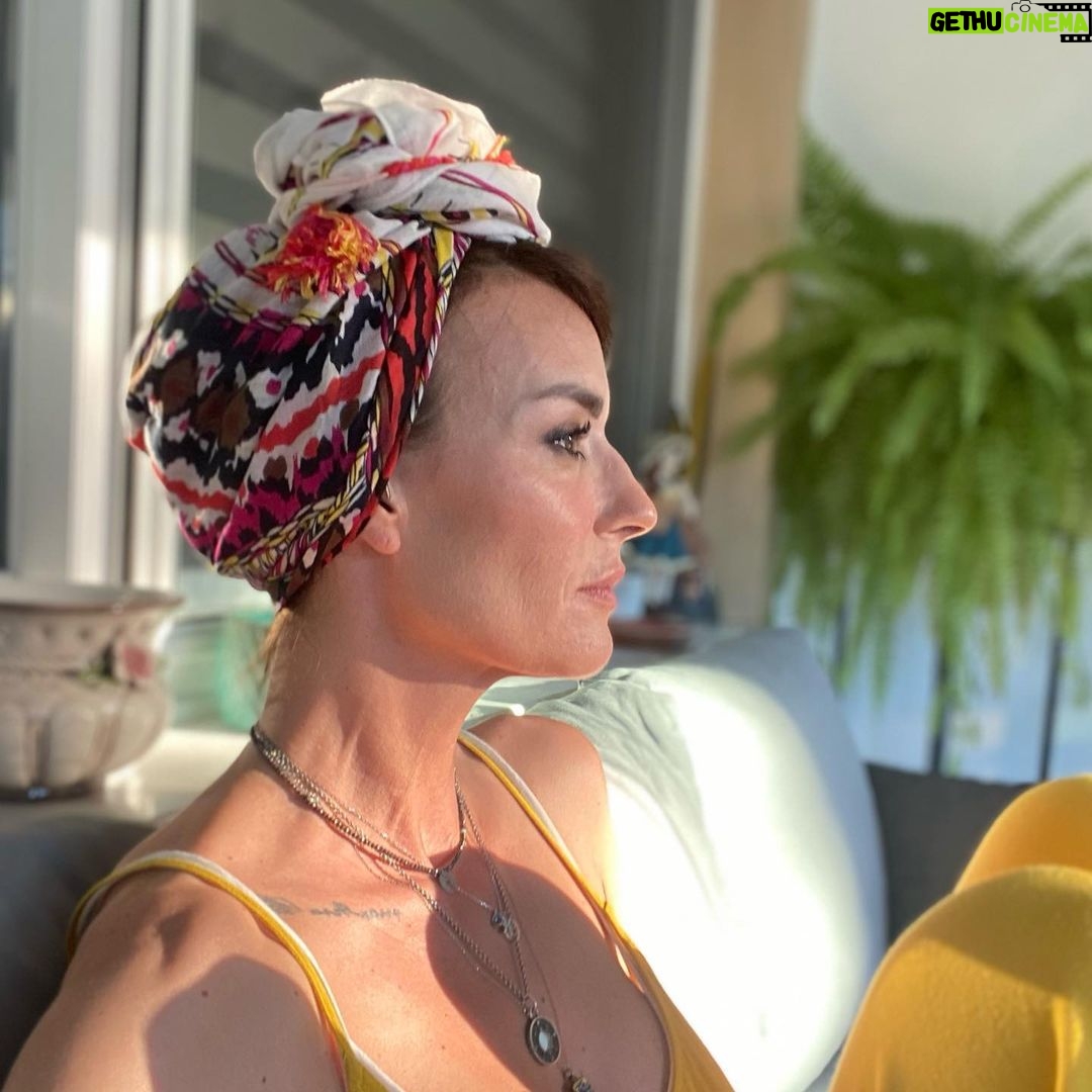 Sema Şimşek - 1.6K Likes - Annemin doğum günü şerefine RENK! 70 yaşına hoşgeldin annem. 💛✨🧿 #serpilşimşek #semasimsek #nofilter