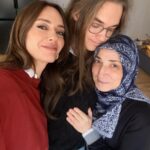 Sema Şimşek Instagram - Fotoğrafta güldüğümüze bakmayın, şu an hepimiz ağlıyoruz. 😭2001 yılından beri yanımda olan, Rüzgar doğduktan sonra yardımına daha sık ihtiyaç duyduğum ve yıllar içinde aile olduğumuz NURTİŞ’le vedalaştık az önce. Yeni bir yol çizdi kendine ve dilerim o yolda çok mutlu olur. Mutlu ol Nurtiş yoksa seni gebertirim 😭💛