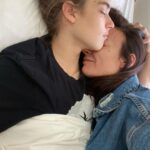 Sema Şimşek Instagram - Yorucu bir gündü ama bitti çok şükür. Geriye narkoz etkisiyle fotoğraf çekmeme kızılmayan bu şahane (duygusu şahane) anlar kaldı. 😁 gelmiş ve geçmiş olsun yavrum…✨🧡 #anaoğul #evlat #emanetim #ruzgarhakki #semasimsek #nofilter #nomakeup #ensafhali