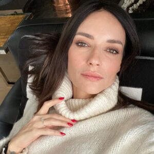Sema Şimşek Instagram - Evden çıkma havası hiç değil, çınar ağacı gibi devrilebilirim. En iyisi ev. #huzur #ev #semasimsek