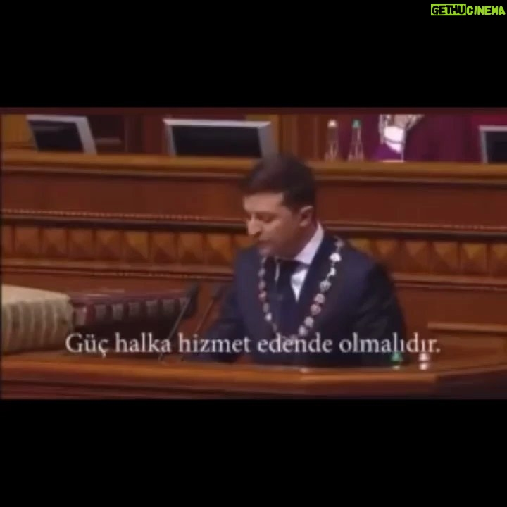 Sema Şimşek Instagram - #Repost @muyesser_yagiz ・・・ “Ofisinizde çocuklarınızın fotoğrafı olsun! Her kararınızdan önce onların gözlerine bakın” #zelenskiy @zelenskiy_official o vatanı için askerlerinin yanında cephede savaşan bir kahraman ✊🏻✊🏻✊🏻 Tıpkıı……🤍