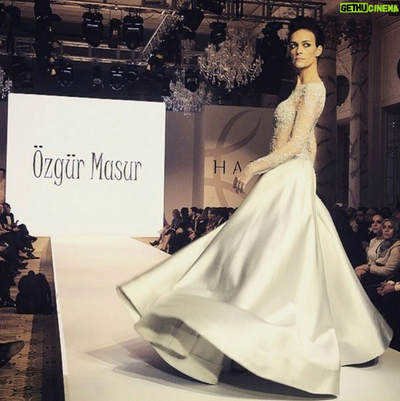 Sema Şimşek Instagram - Güzel işlerden biri #tbt #semasimsek #modellik #mankenlik #podyum #30yıl #ozgurmasur