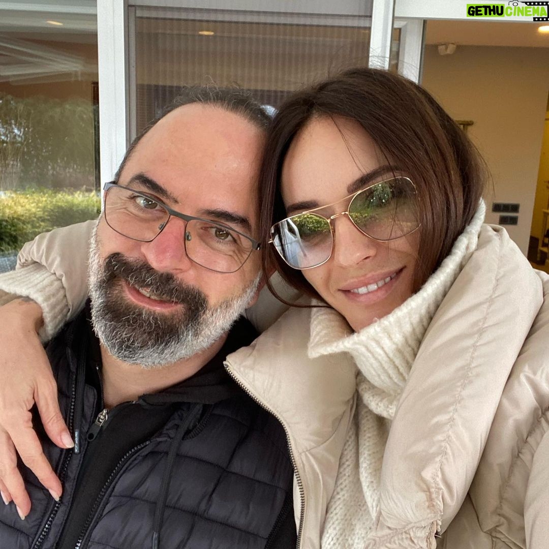 Sema Şimşek Instagram - Canım hocamla bakım günü. Sizi tanıdığım, arkadaş, dost, kardeş olduğumuz güne şükürler olsun. Sizi çok seviyorum @mevlutdag.dr hocam🥰✨🧡 #botoks #mezoterapi #medikalestetik #drmevlütdağ #semasimsek #iyiki