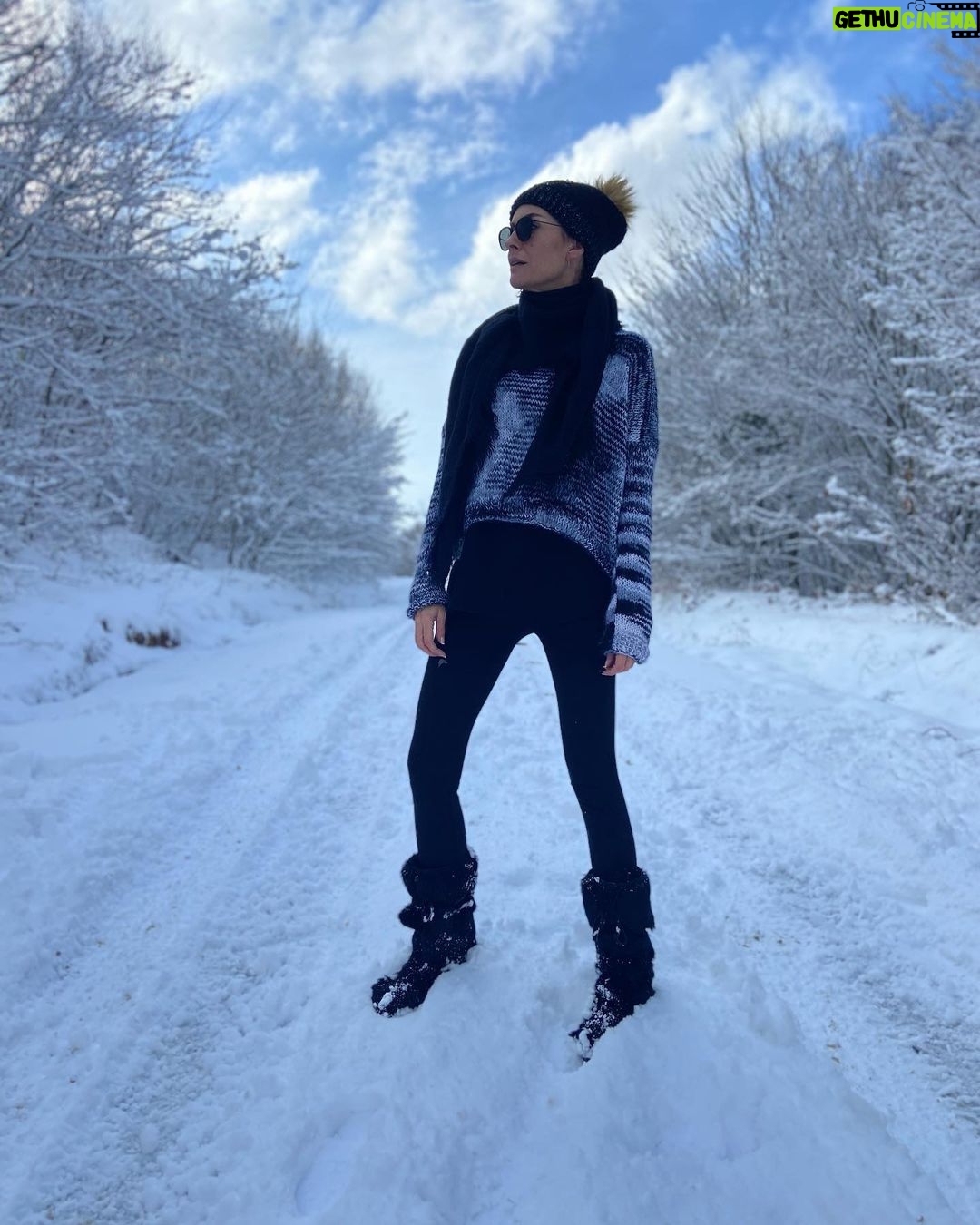 Sema Şimşek Instagram - Kar sessizliği ve huzuru. ❄️☃️🤍 #kar #kış #huzur #semasimsek