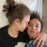 Sema Şimşek Instagram - Yorucu bir gündü ama bitti çok şükür. Geriye narkoz etkisiyle fotoğraf çekmeme kızılmayan bu şahane (duygusu şahane) anlar kaldı. 😁 gelmiş ve geçmiş olsun yavrum…✨🧡 #anaoğul #evlat #emanetim #ruzgarhakki #semasimsek #nofilter #nomakeup #ensafhali