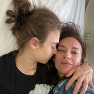 Sema Şimşek Instagram - Yorucu bir gündü ama bitti çok şükür. Geriye narkoz etkisiyle fotoğraf çekmeme kızılmayan bu şahane (duygusu şahane) anlar kaldı. 😁 gelmiş ve geçmiş olsun yavrum…✨🧡 #anaoğul #evlat #emanetim #ruzgarhakki #semasimsek #nofilter #nomakeup #ensafhali