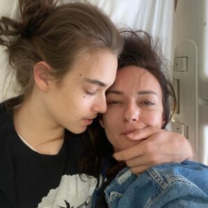 Sema Şimşek Instagram - Yorucu bir gündü ama bitti çok şükür. Geriye narkoz etkisiyle fotoğraf çekmeme kızılmayan bu şahane (duygusu şahane) anlar kaldı. 😁 gelmiş ve geçmiş olsun yavrum…✨🧡 #anaoğul #evlat #emanetim #ruzgarhakki #semasimsek #nofilter #nomakeup #ensafhali
