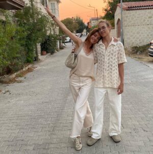 Sema Şimşek Instagram - Sen benim başıma gelen en güzel şey! ✨💛 #anaoğul #emanetim #kalbiminenferahyeri  #nofilter  #nogilterneeded  #alaçatı #ruzgarhakki  #semasimsek
