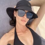 Sema Şimşek Instagram - Bu yaz güneşlenmek yok! Yoksa dudak üstü lekelerim bayaaa bıyık gibi görünecek 😏 #şemsiyealtı #gölge #gündenkalan #semasimsek #yaz