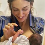 Sema Şimşek Instagram - İyi ki ama iyi ki beni seçtin. Hoş geldin 16, hoş geldin kalbimin en ferah yeri! Sevincim, mutluluğum, kaygım, korkularım hoş geldin. Hepsi kabulüm sen sağlıklı olduğun sürece🙏🏼❤️ Seni o koca aklının alamayacağı kadar çok seviyorum. İyi ki varsın, iyi ki doğdun✨ #semasimsek #ruzgarhakki #anaoğul #emanetim #evlat #kalbiminenferahyeri Not: erkek pijamamla nasılım ama ?!😄 kırmızı kurdele yok, dantel yok, gecelik yok, oje yok, makyaj yok. Missss… Ha bi de #bendoğurdum🫢😄