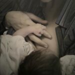 Sema Şimşek Instagram - İyi ki ama iyi ki beni seçtin. Hoş geldin 16, hoş geldin kalbimin en ferah yeri! Sevincim, mutluluğum, kaygım, korkularım hoş geldin. Hepsi kabulüm sen sağlıklı olduğun sürece🙏🏼❤️ Seni o koca aklının alamayacağı kadar çok seviyorum. İyi ki varsın, iyi ki doğdun✨ #semasimsek #ruzgarhakki #anaoğul #emanetim #evlat #kalbiminenferahyeri Not: erkek pijamamla nasılım ama ?!😄 kırmızı kurdele yok, dantel yok, gecelik yok, oje yok, makyaj yok. Missss… Ha bi de #bendoğurdum🫢😄