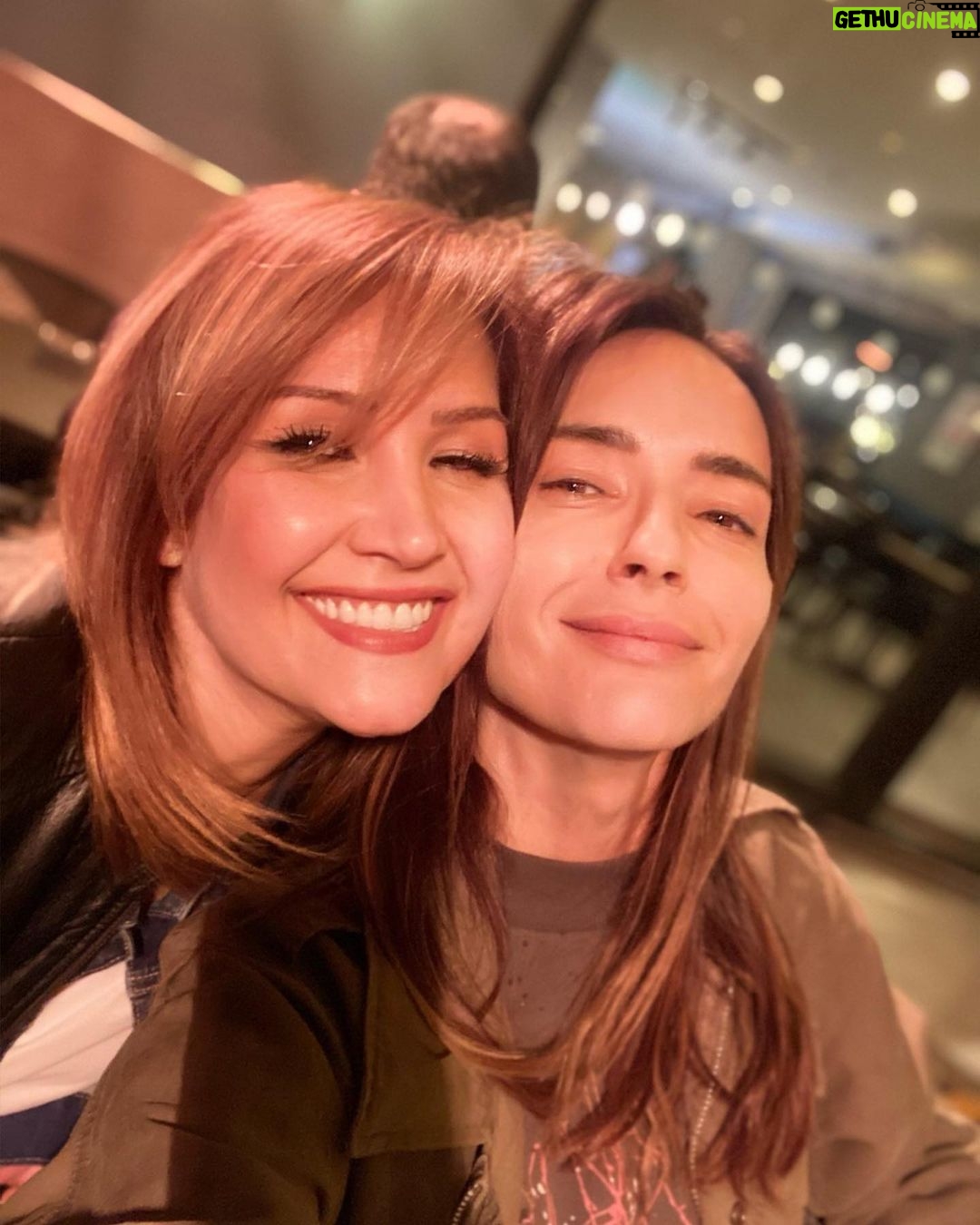 Sema Şimşek - 1.3K Likes - Aşırı sevgi içerir.😌 @zaferesendemircan ımmm… araya ne kadar zaman girerse girsin, kaldığımız yerden devam edebildiğimiz dostum. İyi ki varsın! 🙏🏼 #semasimsek #zaferesendemircan