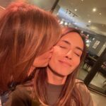 Sema Şimşek Instagram - Aşırı sevgi içerir.😌 @zaferesendemircan ımmm… araya ne kadar zaman girerse girsin, kaldığımız yerden devam edebildiğimiz dostum. İyi ki varsın! 🙏🏼 #semasimsek #zaferesendemircan