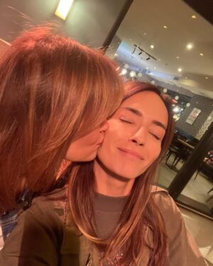 Sema Şimşek Instagram - Aşırı sevgi içerir.😌 @zaferesendemircan ımmm… araya ne kadar zaman girerse girsin, kaldığımız yerden devam edebildiğimiz dostum. İyi ki varsın! 🙏🏼 #semasimsek #zaferesendemircan