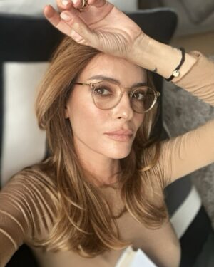 Sema Şimşek Instagram - Bana, sessiz kalmanın huzuru koruduğu öğretildi. Ta ki kimin huzurunu koruduğunu anlayana kadar.  #semasimsek #kendimisevmeyiöğreniyorum