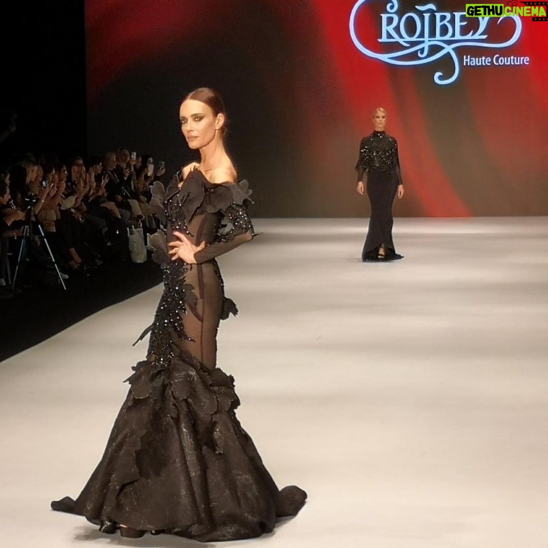 Sema Şimşek Instagram - 🖤🖤🖤 @muratcinpir69 @erkanyilmazseajans @dumanajans #semasimsek #2022 #izmir #defile #anı