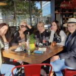 Sema Şimşek Instagram - Yılların nasıl geçtiğini konuşuyoruz…🙏🏼💛✨ @sabahat_doganylmaz @hulyayigitalp @begumozbek_official @zelihacal_ #izmir
