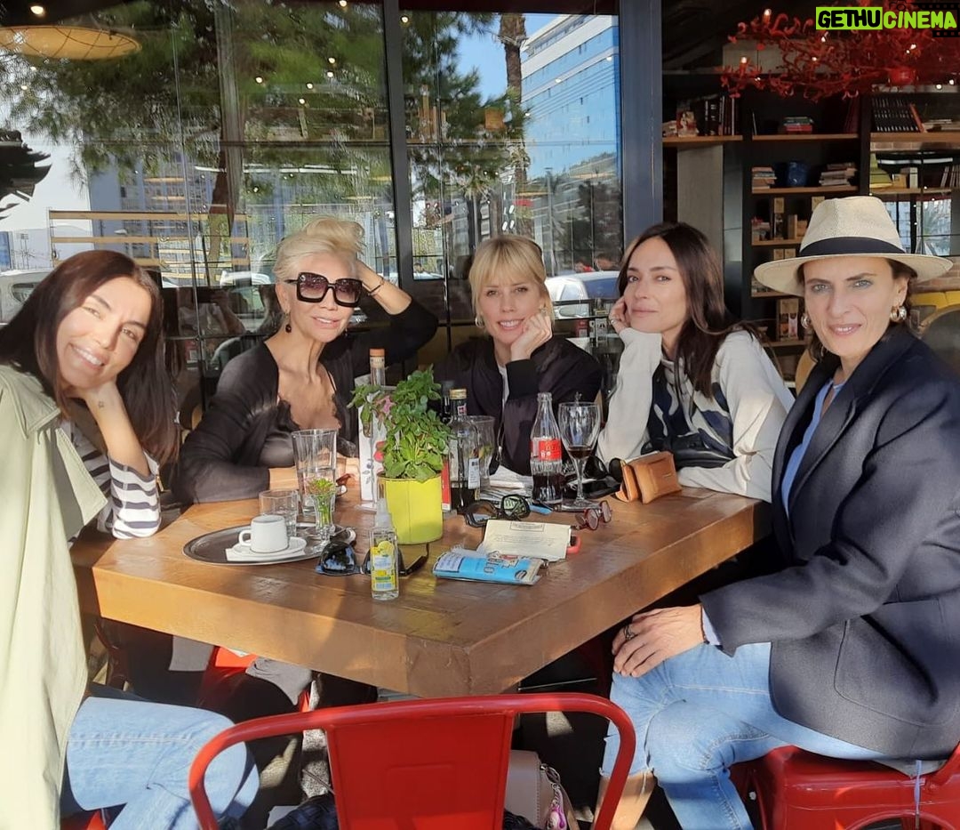 Sema Şimşek Instagram - Yılların nasıl geçtiğini konuşuyoruz…🙏🏼💛✨ @sabahat_doganylmaz @hulyayigitalp @begumozbek_official @zelihacal_ #izmir