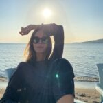 Sema Şimşek Instagram - Çandarlı güneşinden son kare. Yayında ve yapımda emeği geçen herkese çok teşekkürler🥰🙏🏼 #semasimsek #nofilter #dostlar #sadrasokaklezzetleri #sadra #çandarlımerkez #çandarlısahil
