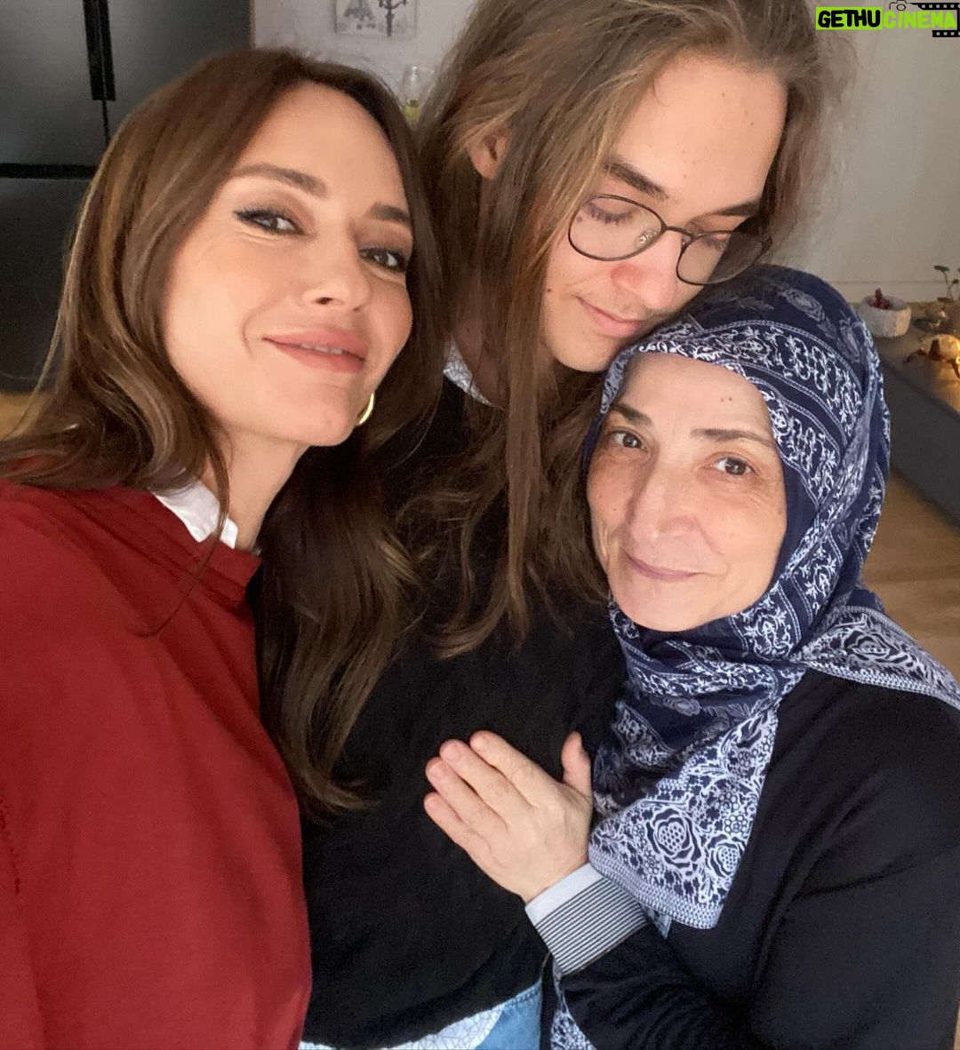 Sema Şimşek - 1.9K Likes - Fotoğrafta güldüğümüze bakmayın, şu an hepimiz ağlıyoruz. 😭2001 yılından beri yanımda olan, Rüzgar doğduktan sonra yardımına daha sık ihtiyaç duyduğum ve yıllar içinde aile olduğumuz NURTİŞ’le vedalaştık az önce. Yeni bir yol çizdi kendine ve dilerim o yolda çok mutlu olur. Mutlu ol Nurtiş yoksa seni gebertirim 😭💛