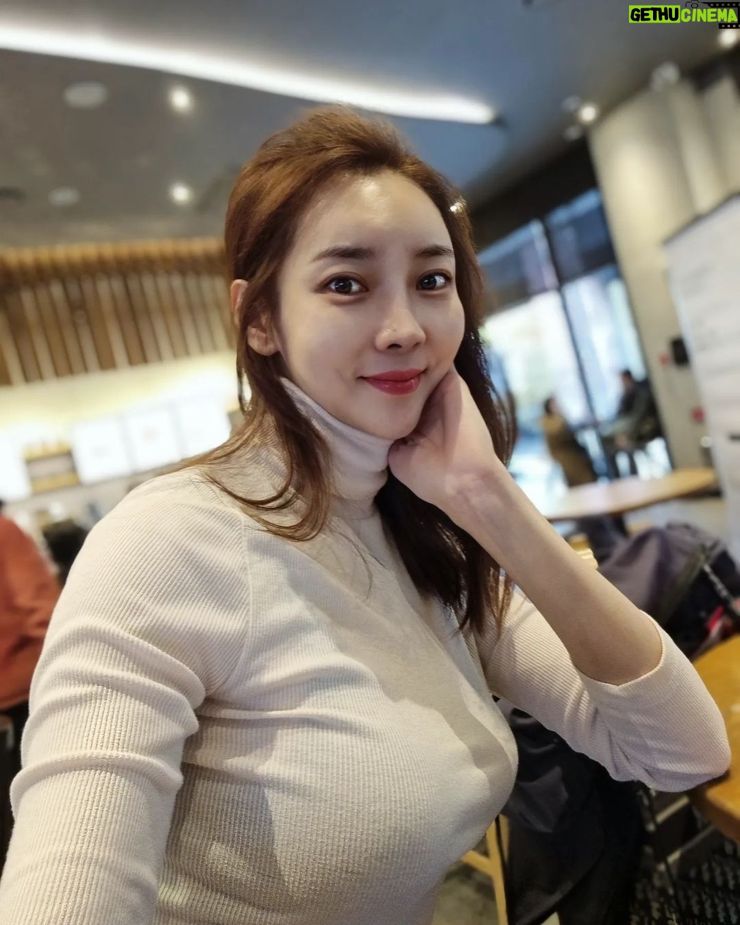 Seo Yeong Instagram - 며칠 몸이 좀 아팠다가 회복하는중🤒 그럼에도 불구하고 태어나서 단 한번도 아픈적이 없는 천하장사 신소이는 참 다행임😘 나의 건강을 다 빼앗아간 신소이인가^^;; #남편이수고많음 #내일도수고해주세요 #전우애 #haveaniceweekend 판교 아브뉴프랑 - Avenue France