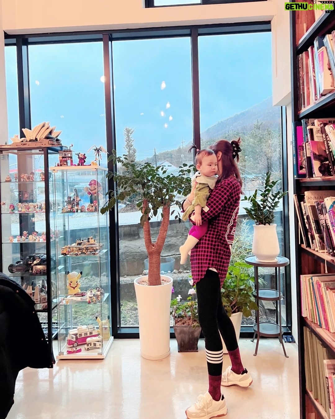 Seo Yeong Instagram - 소이는 밥태기를 한번도 안 겪어본 식성이 매우 좋은 아기😌 나보다 먹는양이 많은데 이게 다 어디로 가는걸까 했던 요즘, 부쩍 살이 오르시고 키도 더 크시고... 엄빠는 아이고 허리야를 달고 사는중... 언제쯤 걸을테야? #13개월아기 #건강한딸래미❤️ #건강했던엄빠ㅋ #과거형 #내일부터내병원투어 #goodnight