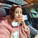 Seo Yeong Instagram – 양쪽집을 왔다갔다 하려니 여길가나 저길가나 청소만 하다가 지쳐버리는 내가 너무 싫어하는 겨울🫠
살이 아주 쭉쭉쭉ㅠ
그래도 신소이는 이쪽집에서 놀고먹고자고 저쪽집가서도 놀고먹고자고 컨디션 최상의 요즘이라 그나마 위안😉
여보 우리만 힘내면 돼…😬😬😬
#부디굳나잇🌙 판교 현대백화점