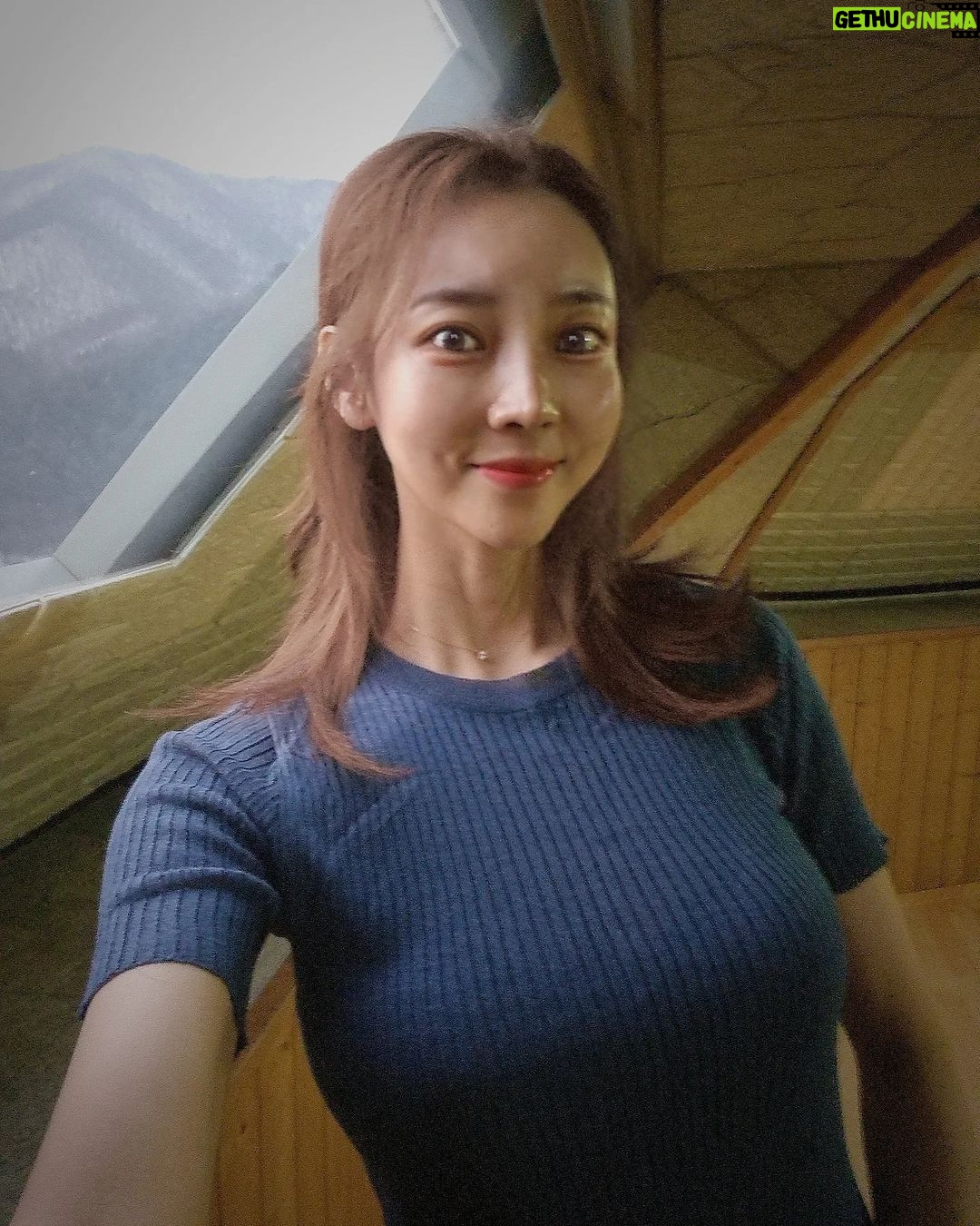 Seo Yeong Instagram - 물론 얼마전까지 미친것같은 한파가 오긴 했었지만 전체적으로 올해 겨울은 작년보다 안추운듯~ 낮엔 계속 영상권인데 따뜻한 겨울이라...음 아니야 그래도 겨울은 겨울이라 싫어하는 맘은 변치않아🥶 이번주는 언제 집에가지? 집에가서 탕후루 일곱개랑 옥수수 두개랑 떡볶이 열개먹어야지 눈누난나😉 #남편이삼겹살안사와서기분안좋음 #내일은사오겠지 #보고있나 #goodnight Jisan Forest Ski Resort, 지산포레스트리조
