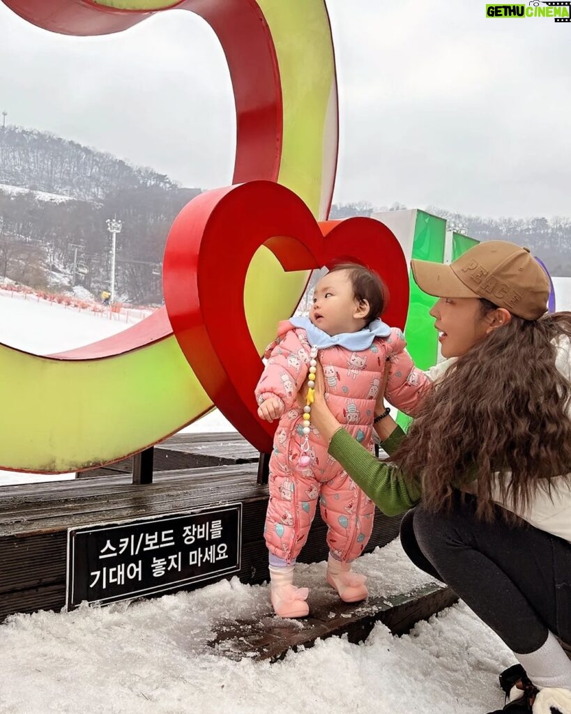 Seo Yeong Instagram - 새해 첫날❤️ 스키장 걷기^^ 여보...소이가 밤사이 키가 더 큰것 같아... 이제 저 옷도 빠잉... #키큰아기 #13개월아기 #인생3년차👶 #happynewyear Jisan Forest Ski Resort, 지산포레스트리조