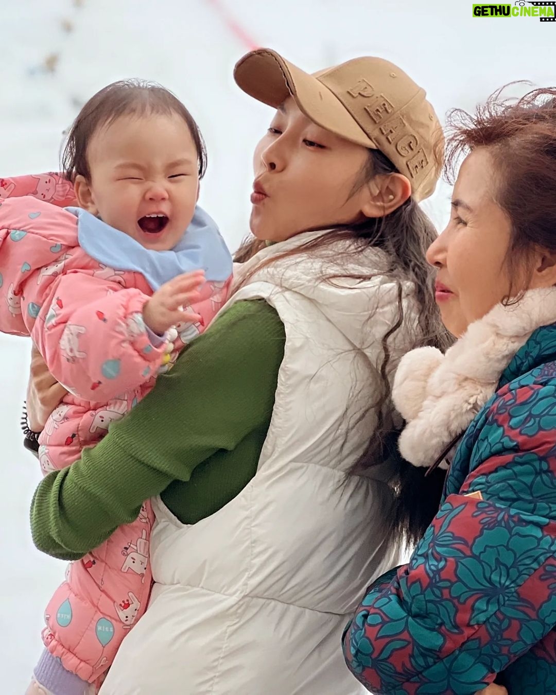 Seo Yeong Instagram - 새해 첫날❤️ 스키장 걷기^^ 여보...소이가 밤사이 키가 더 큰것 같아... 이제 저 옷도 빠잉... #키큰아기 #13개월아기 #인생3년차👶 #happynewyear Jisan Forest Ski Resort, 지산포레스트리조