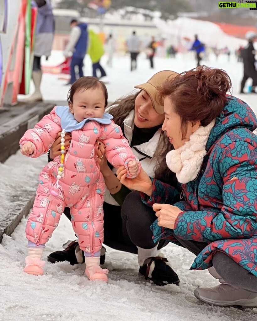 Seo Yeong Instagram - 새해 첫날❤️ 스키장 걷기^^ 여보...소이가 밤사이 키가 더 큰것 같아... 이제 저 옷도 빠잉... #키큰아기 #13개월아기 #인생3년차👶 #happynewyear Jisan Forest Ski Resort, 지산포레스트리조