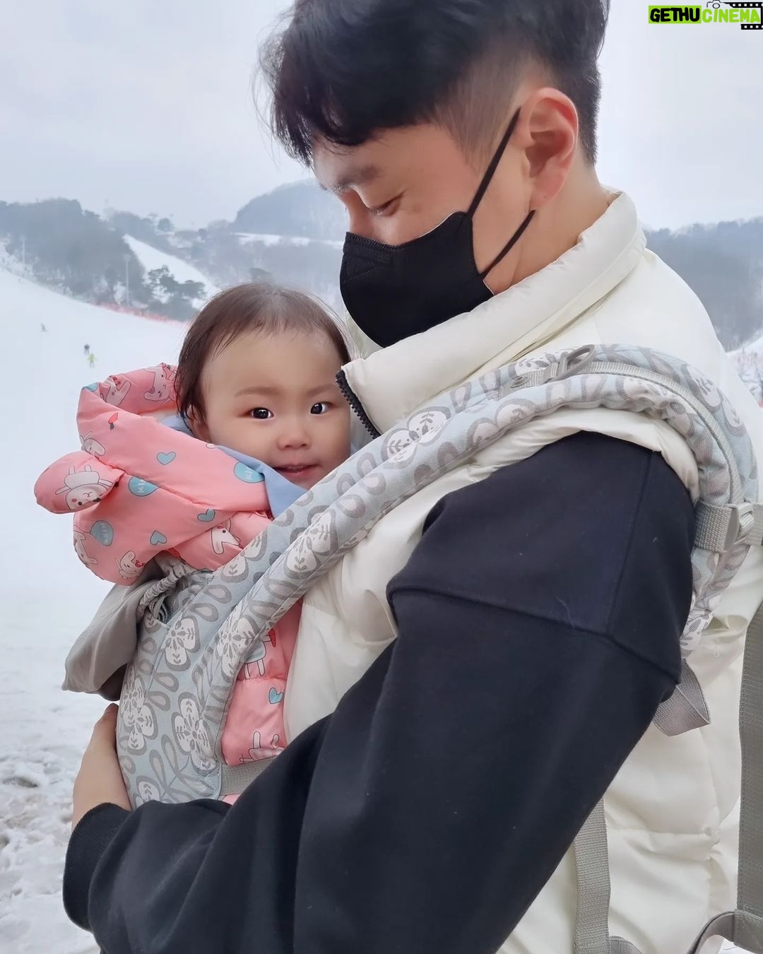 Seo Yeong Instagram - 새해 첫날❤️ 스키장 걷기^^ 여보...소이가 밤사이 키가 더 큰것 같아... 이제 저 옷도 빠잉... #키큰아기 #13개월아기 #인생3년차👶 #happynewyear Jisan Forest Ski Resort, 지산포레스트리조