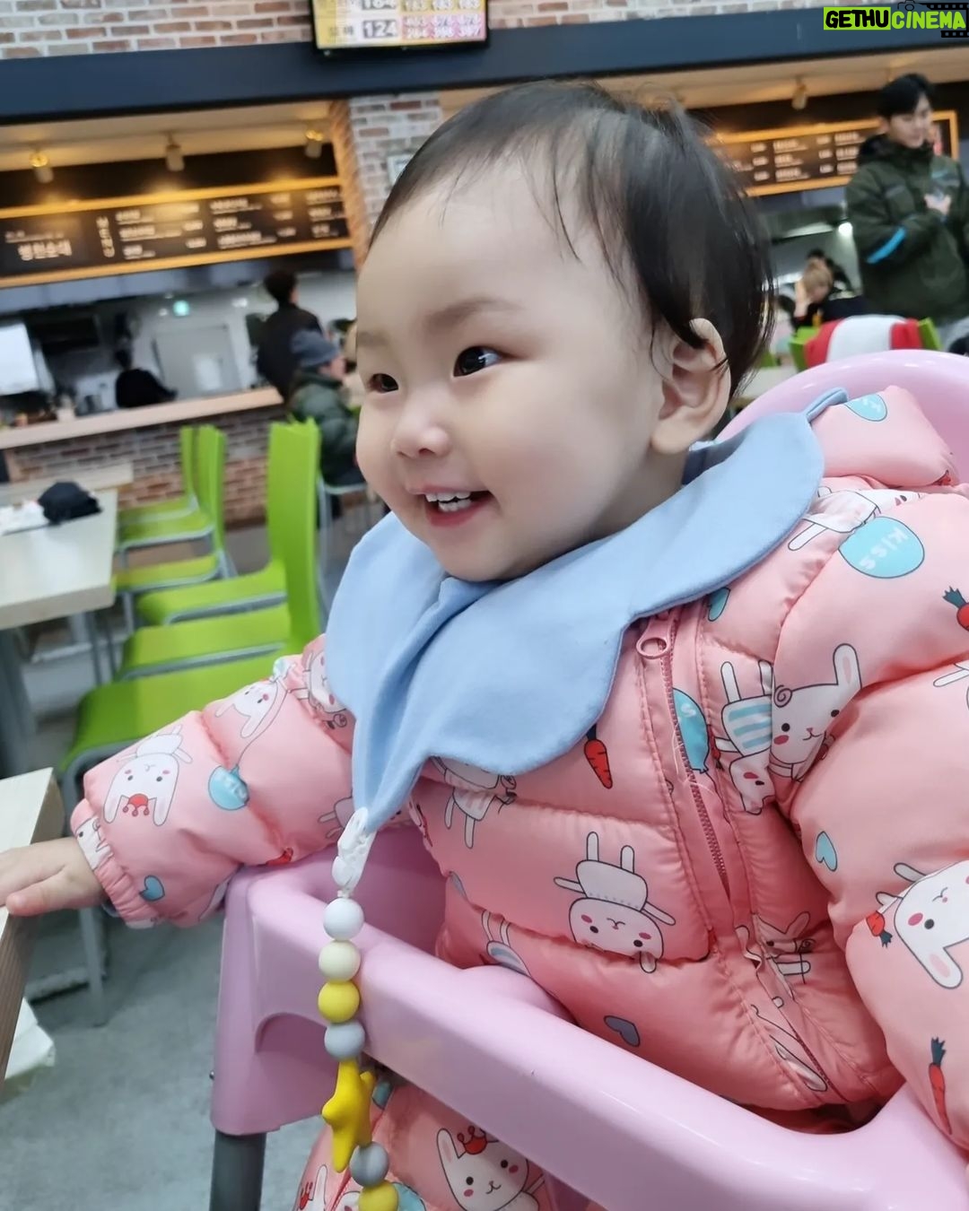 Seo Yeong Instagram - 새해 첫날❤️ 스키장 걷기^^ 여보...소이가 밤사이 키가 더 큰것 같아... 이제 저 옷도 빠잉... #키큰아기 #13개월아기 #인생3년차👶 #happynewyear Jisan Forest Ski Resort, 지산포레스트리조