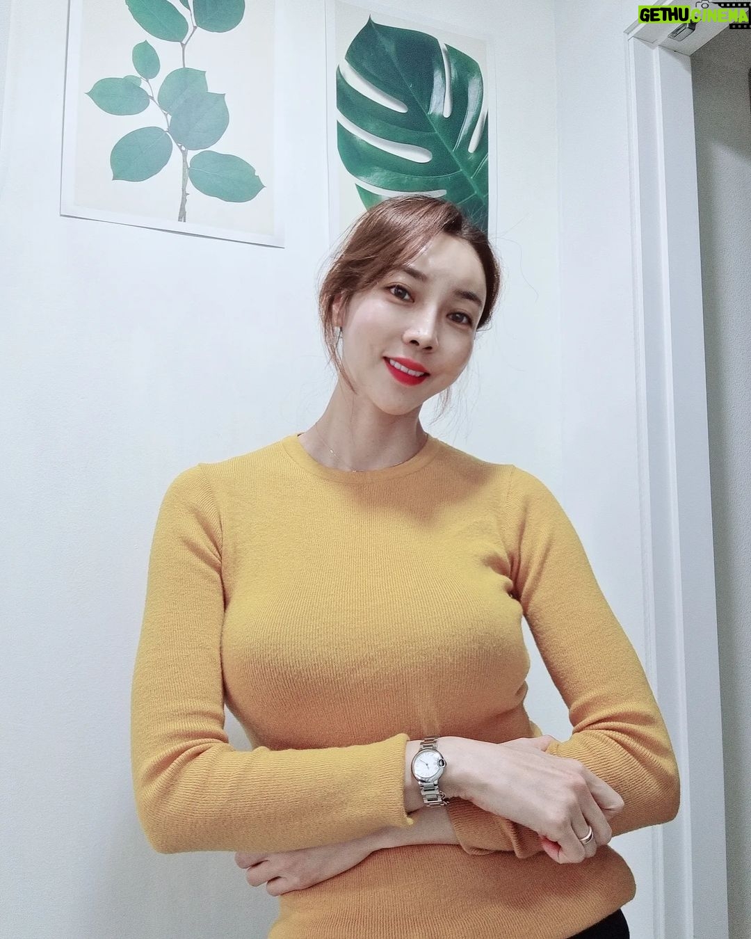 Seo Yeong Instagram - 이제 3시간 남짓... 2023년! 엄마로 열심히 살아냈다! 진짜 칭찬받아 마땅한 나님ㅋ 우리 모두 스스로에게 칭찬해주고 2024년도 모두 건강하고 행복하게 살아냅시다! 새해엔 나도 다시 본업복귀해서 나를 다시 찾아올 예정ㅋ 우와! 이제 빼박 40대인거지? 우와~~~신난다 야호...오...🤐 #happynewyear #andwego #2024