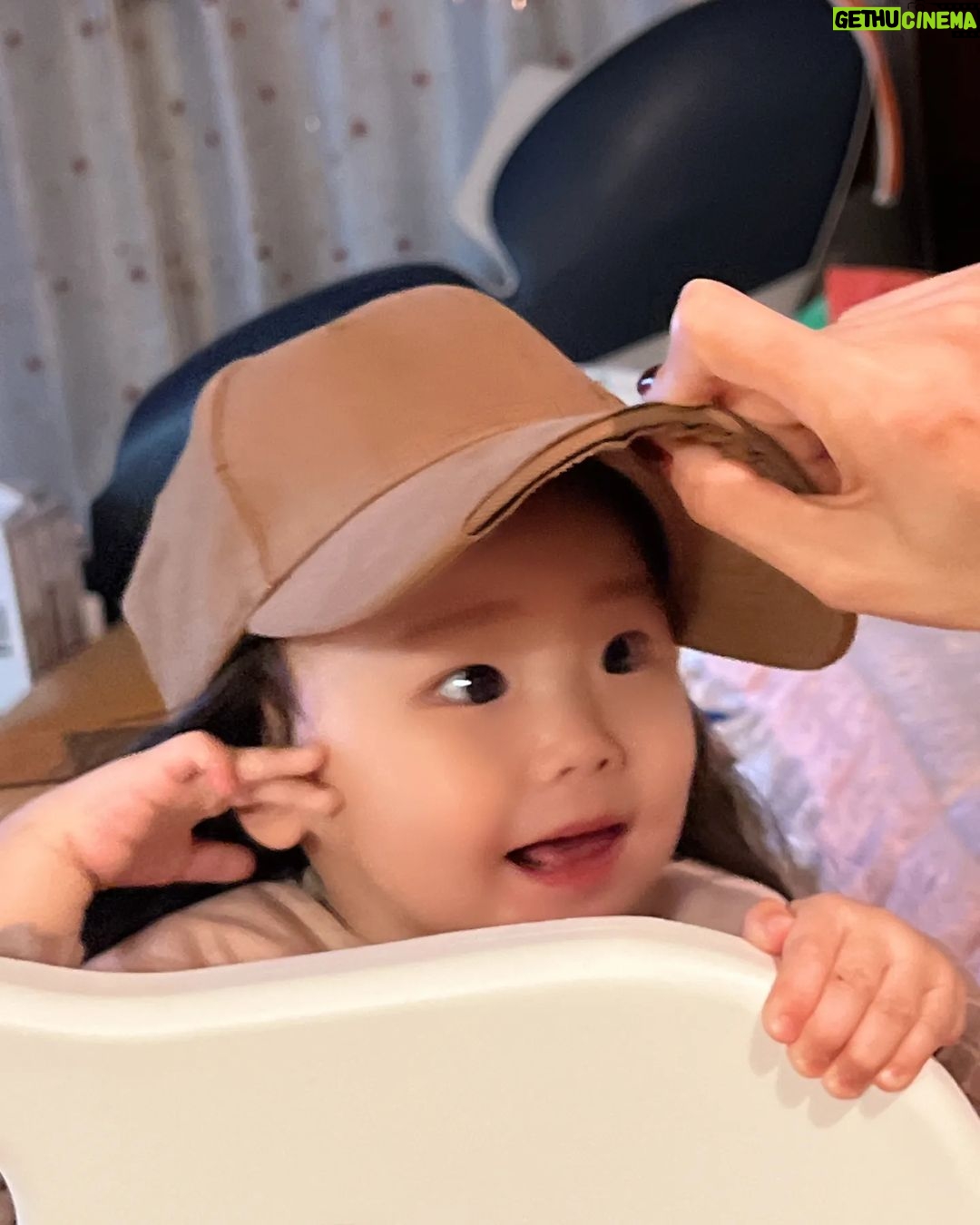 Seo Yeong Instagram - 이제 3시간 남짓... 2023년! 엄마로 열심히 살아냈다! 진짜 칭찬받아 마땅한 나님ㅋ 우리 모두 스스로에게 칭찬해주고 2024년도 모두 건강하고 행복하게 살아냅시다! 새해엔 나도 다시 본업복귀해서 나를 다시 찾아올 예정ㅋ 우와! 이제 빼박 40대인거지? 우와~~~신난다 야호...오...🤐 #happynewyear #andwego #2024